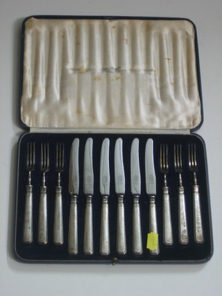 A set of 6 fruit knives with silver handles by Mappin & Webb, cased