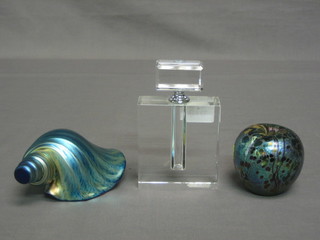 A rectangular clear glass scent bottle and stopper 3", an Isle of Wight glass paperweight in the form of an apple (stork f), together with a blue glass ornament in the form of a shell 5"