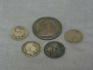 A Georgian silver shilling, 2 other silver shillings, an Edward VII silver shilling and a Victoria 1900 crown