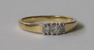 An 18ct yellow gold dress ring set 3 diamonds