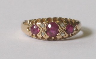 An Edwardian 18ct yellow gold dress ring set 3 sapphire supported by 4 diamonds