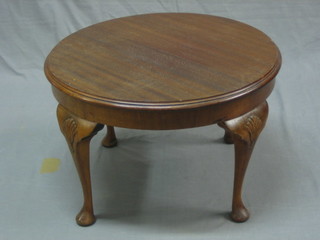 A Queen Anne style circular mahogany coffee table raised on cabriole supports 23"