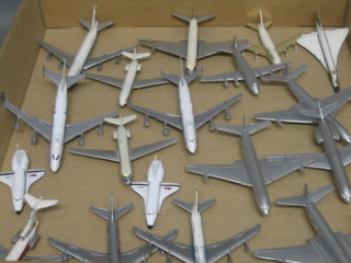 3 Lonestar 250 series model Comets, do. Vickers Viscount, 2 model space shuttles and 12 various model airliners