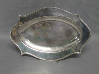 An Eastern oval silver snuffer sauce boat tray 4 ozs
