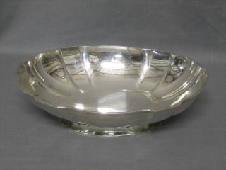 A Continental silver oval bowl raised on spreading foot, base marked Mannhein 925 20 ozs