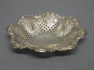 An Edwardian circular pierced silver bon bon dish, Sheffield 1909, 3 ozs