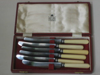 A set of 6 tea knives by the Goldsmiths & Silversmiths Co. cased