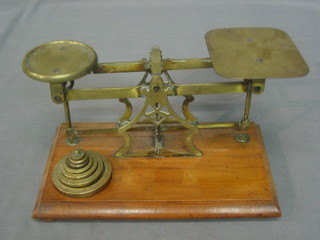 An Avery brass letter scale and weights together with a brass letter balance (f)