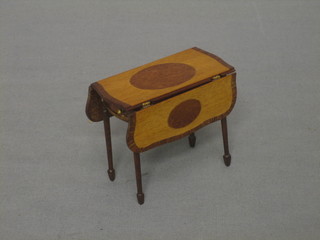 A dolls house Georgian style mahogany Pembroke table raised on turned supports 3"
