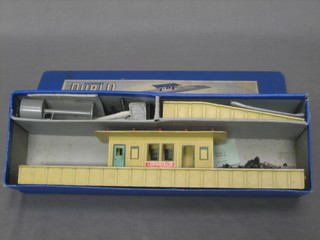 A Hornby Dublo-D1 Island Platform together with various figures boxed