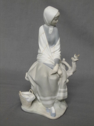 A Lladro matt finished figure of a seated lady, base impressed Lladro Made in Spain 9"