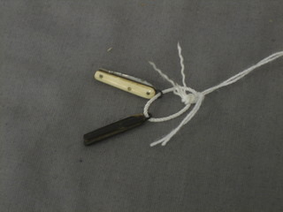 2 miniature pocket knives