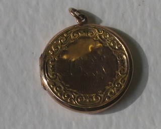 An engraved 9ct gold double photo locket