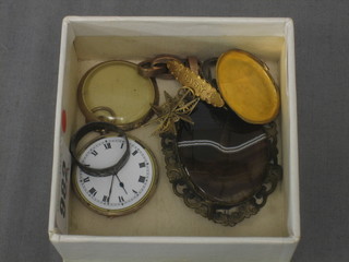 An agate brooch, a gilt pocket watch (f), a gilt metal chain, 2 rings, a pierced gilt metal pendant and do. bar brooch