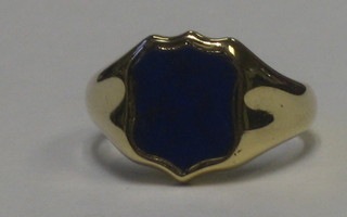 A 15ct gold signet ring set lapis lazuli