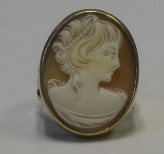 A 9ct gold dress ring set a shell carved cameo portrait of a lady