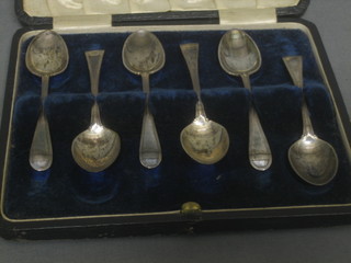 6 silver Old English pattern teaspoons, cased