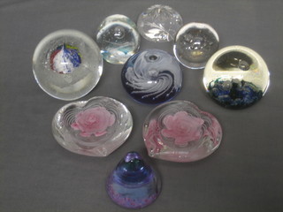 A Jonathan Harris glass paperweight, an Selkirk glass paperweight, 2 glass heart shaped paperweights and 5 other paperweights