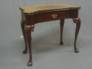 An Edwardian Georgian style mahogany card table with shaped top the interior fitted candle stands and counter recesses, the base fitted 1 long drawer raised on cabriole supports 32"