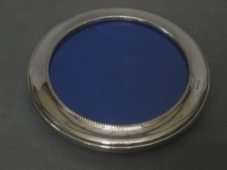 A modern circular silver easel photograph frame 5"