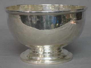 A Georgian silver circular pedestal bowl London 1811, marks rubbed, 11 ozs