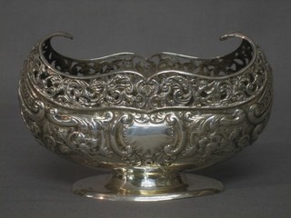 A Victorian silver pierced boat shaped vase raised on a circular spreading foot London 1886, marks rubbed 7 ozs