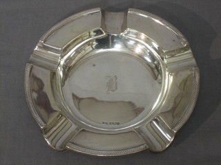 A circular silver ashtray, Sheffield 1927 by Walker & Hall 3 ozs