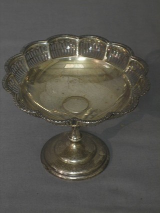 A Mappin & Webb circular pierced silver dish, raised on a circular spreading foot, Birmingham 1924, 2 ozs