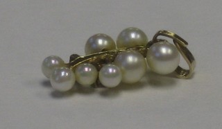 A gold pendant set pearls and 2 small diamonds in the form of a bunch of grapes 