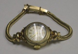 A lady's Cyma wristwatch contained in a 9ct gold case with integral bracelet