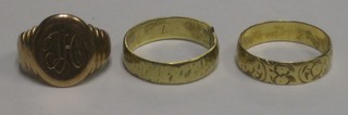 An 18ct gold wedding band, a 9ct gold wedding band (cut) and a 9ct gold signet ring (cut)