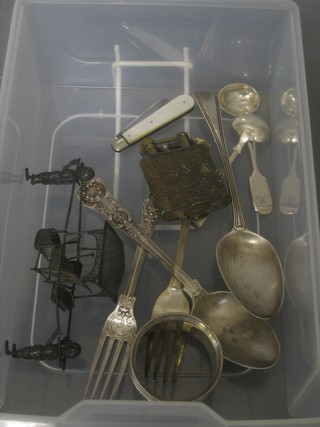 2 silver pudding forks, 2 silver mustard spoons, a silver napkin ring, a filigree model of a sedan chair, a pocket with silver blade and a Dunhill lighter 6 ozs
