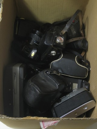 A Yashica Mk.2, a Minolta Dynax 7000I, a Polaroid 340, a Canon Comet 28, a Chinonflex TTL and 4 other cameras and 3 video cameras