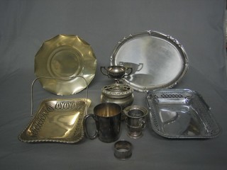 A silver plated half pint tankard, 2 pierced silver plated cake baskets and a small collection of plated items
