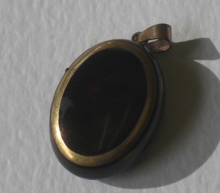 A 19th Century tortoiseshell and gilt metal oval locket (hinge f)