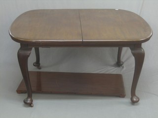 An Edwardian mahogany extending dining table with 1 extra leaf, raised on cabriole supports 50"