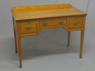 An Edwardian satinwood writing table with cross banded top and inlaid ebony stringing, fitted 1 long and 2 short drawers, raised on square tapering supports 42"