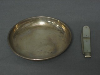 A silver bladed folding fruit knife with mother of pearl grip and a silver circular dish Birmingham 1938 4"