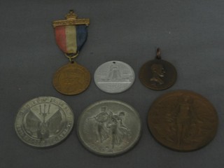 A bronze medallion to commemorate the First World War and 4 other Peace medallions and a bronze medal - Victory 1945
