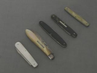 A silver mounted fruit knife with mother of pearl grip, 2 pocket knives with mother of pearl grips, a pocket knife with tortoiseshell grip and 1 other with wooden grip 