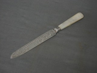 A silver bladed cake knife with mother of pearl grip (f), Sheffield 1910