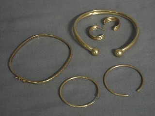 2 gilt metal bracelets and 2 pairs of "gold" earrings