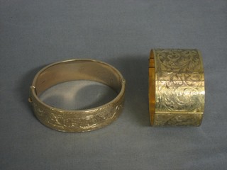 A 9ct engraved gold bracelet and 1 other (2)