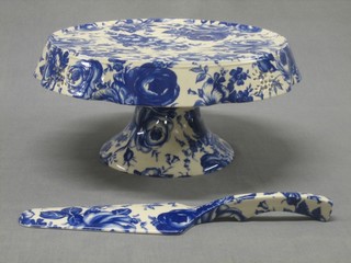 A circular blue and white floral patterned comport and slice 11"