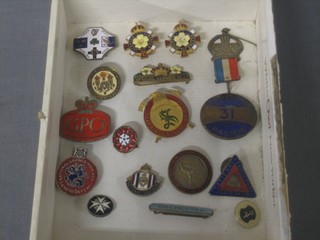 2 enamelled Primrose League badges, a Selfridges Fire Brigade badge, a GPO badge and various other badges