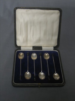 A set of 6 silver bean end coffee spoons Birmingham 1922, cased