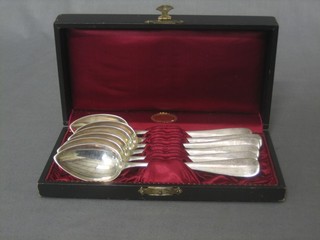 A set of 6 Continental silver Old English pattern spoons, 3 ozs, cased