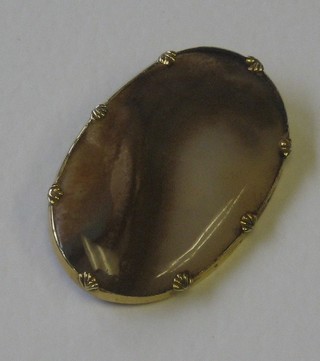 A Victorian oval agate brooch contained in a gilt metal mount