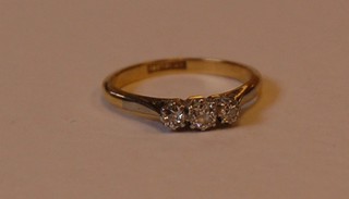 An 18ct yellow gold dress ring set 3 diamonds