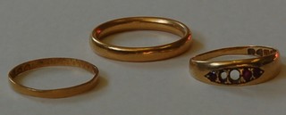 2 22ct gold wedding bands, an 18ct gold dress ring (stones missing)
